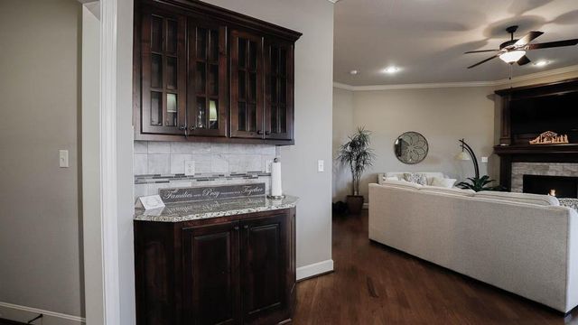 1696 NE Parkwood Drive, Lee's Summit, MO 64064