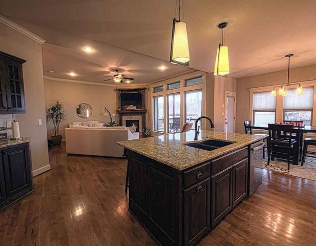 1696 NE Parkwood Drive, Lee's Summit, MO 64064