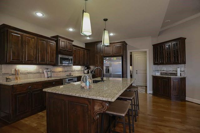 1696 NE Parkwood Drive, Lee's Summit, MO 64064