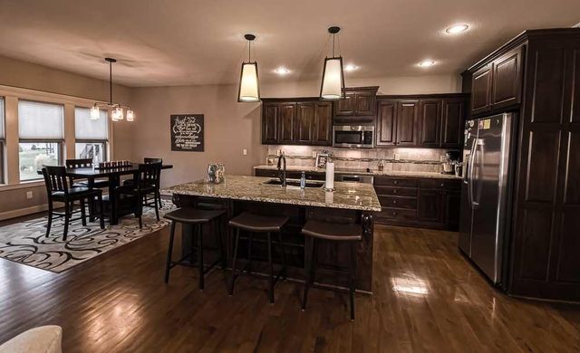 1696 NE Parkwood Drive, Lee's Summit, MO 64064