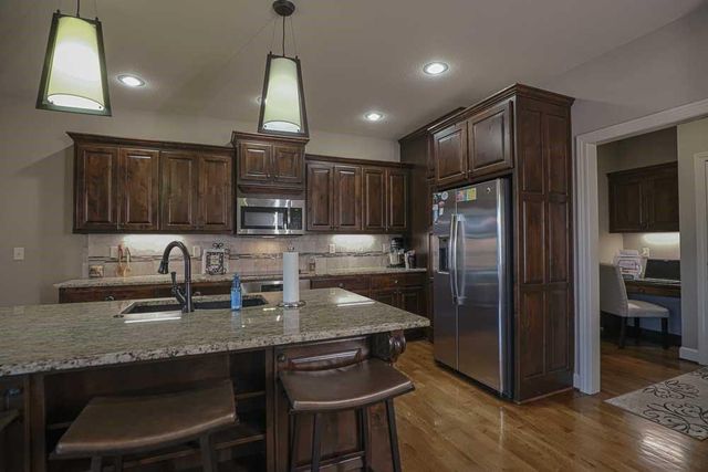 1696 NE Parkwood Drive, Lee's Summit, MO 64064