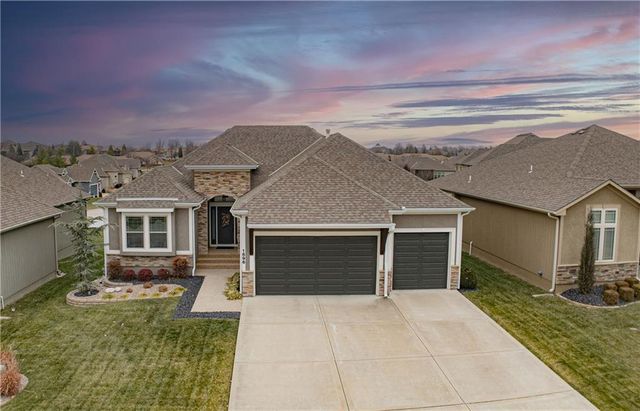 1696 NE Parkwood Drive, Lee's Summit, MO 64064