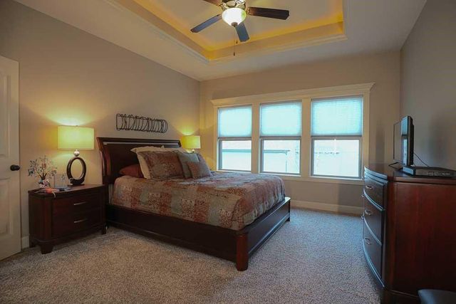 1696 NE Parkwood Drive, Lee's Summit, MO 64064