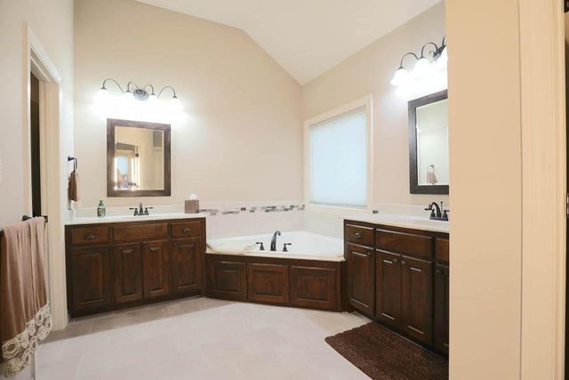 1696 NE Parkwood Drive, Lee's Summit, MO 64064