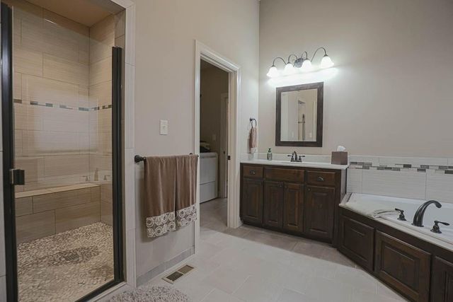 1696 NE Parkwood Drive, Lee's Summit, MO 64064