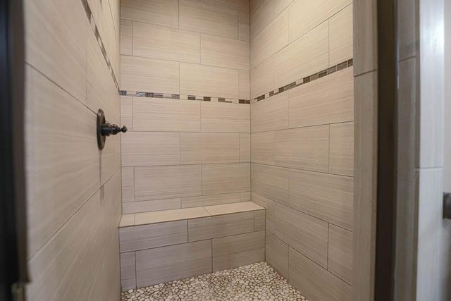 1696 NE Parkwood Drive, Lee's Summit, MO 64064