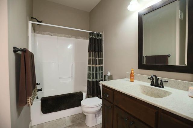 1696 NE Parkwood Drive, Lee's Summit, MO 64064