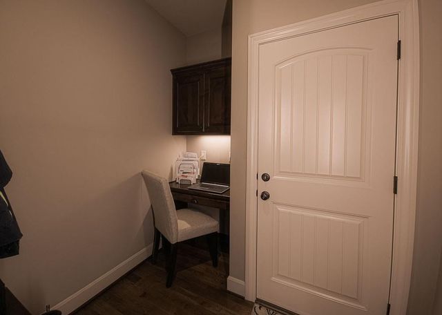 1696 NE Parkwood Drive, Lee's Summit, MO 64064