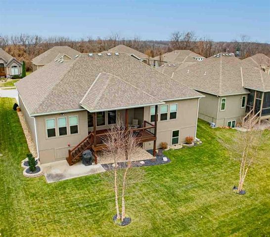 1696 NE Parkwood Drive, Lee's Summit, MO 64064