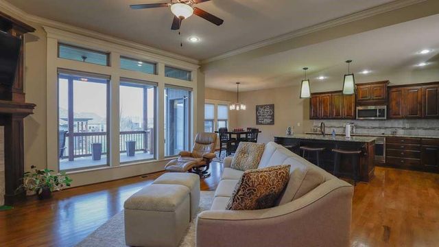 1696 NE Parkwood Drive, Lee's Summit, MO 64064