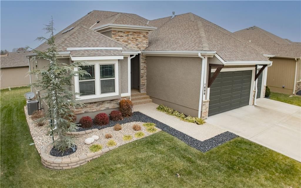 1696 NE Parkwood Drive, Lee's Summit, MO 64064