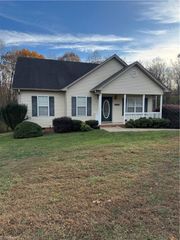 1590 Sunbridge Court, Winston-salem, NC 27103