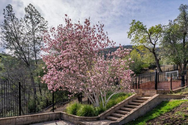 15202 Ledgewood Drive, Redding, CA 96001