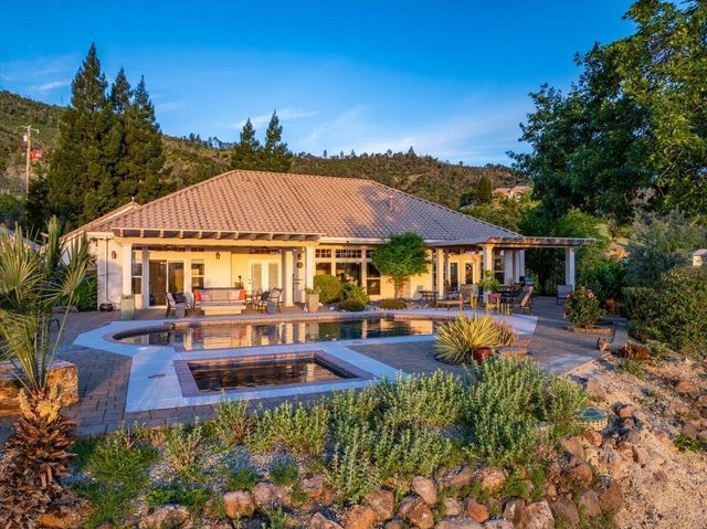 15202 Ledgewood Drive, Redding, CA 96001