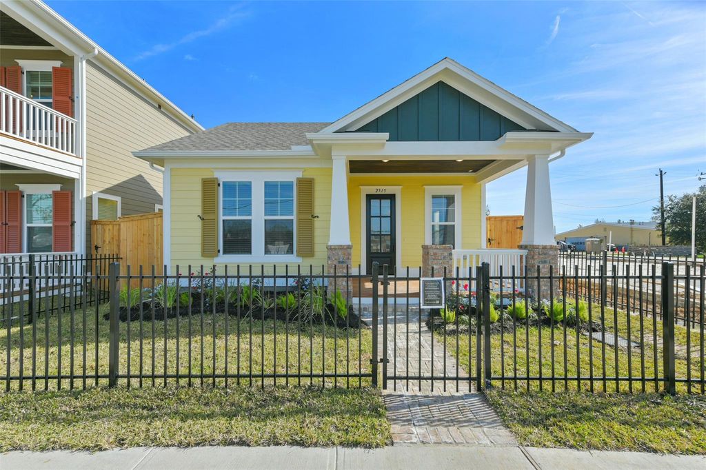 2515 S Houston Avenue, Pearland, TX 77581