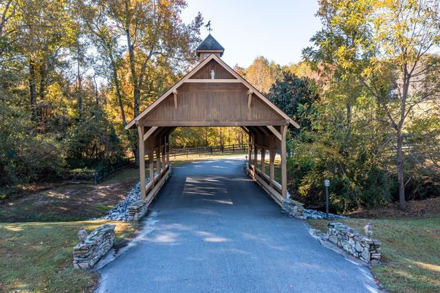 233 Stable Gate Drive, Campobello, SC 29322