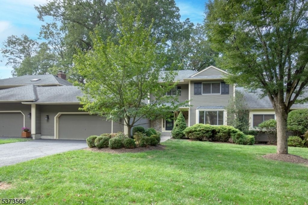 35 Hunters Cir, Tewksbury Twp., NJ 08833