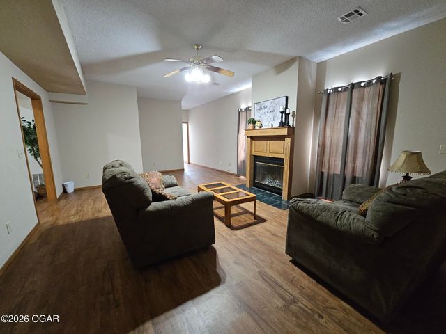 2332 Packet Hollow Road, Pineville, MO 64856