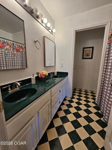 2332 Packet Hollow Road, Pineville, MO 64856