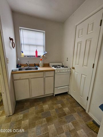 2332 Packet Hollow Road, Pineville, MO 64856