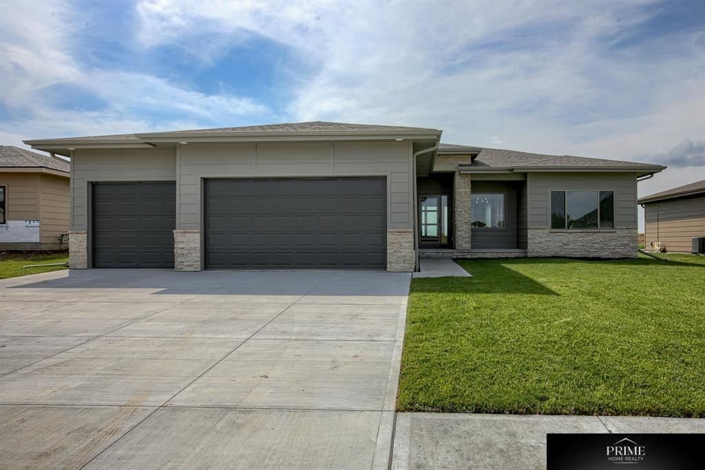 5718 N 209 Street, Elkhorn, NE 68022