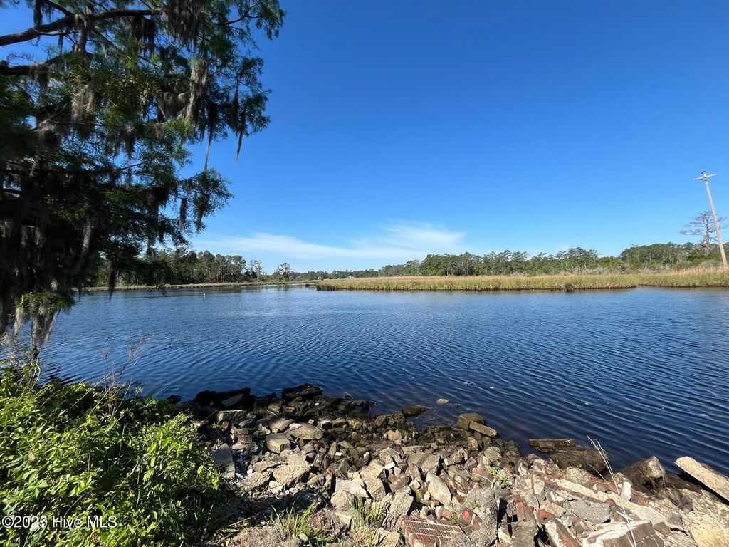 21 N Berne Landing Road, New Bern, NC 28560