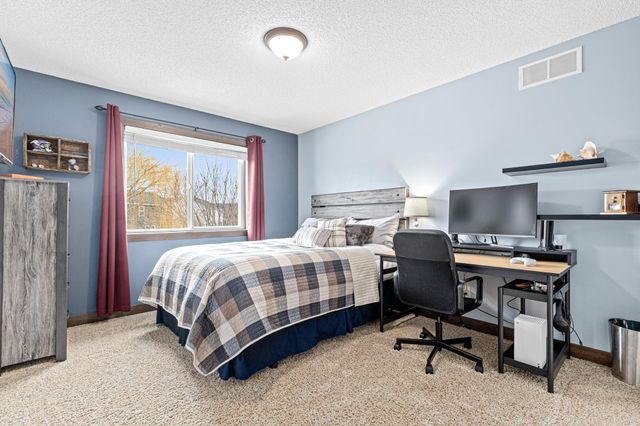 1821 Foothill Trail, Shakopee, MN 55379