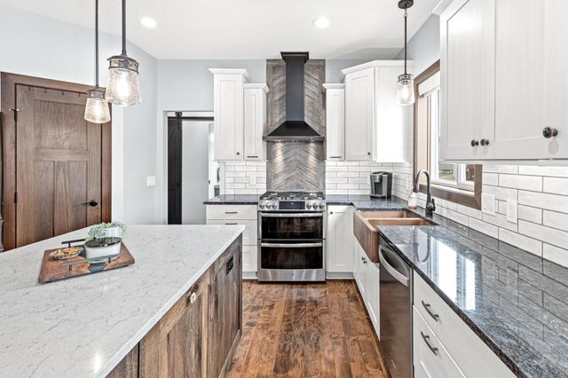 1821 Foothill Trail, Shakopee, MN 55379