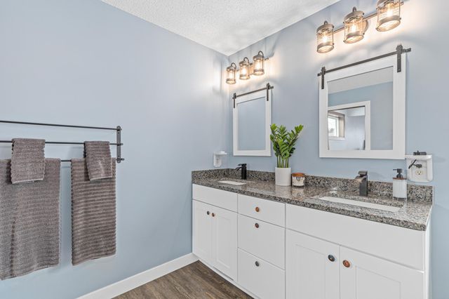 1821 Foothill Trail, Shakopee, MN 55379