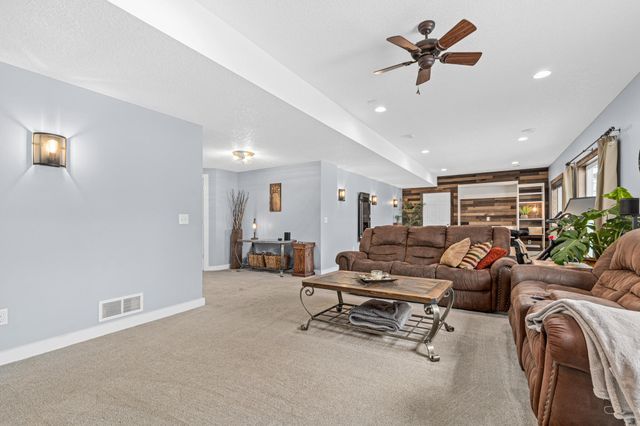 1821 Foothill Trail, Shakopee, MN 55379