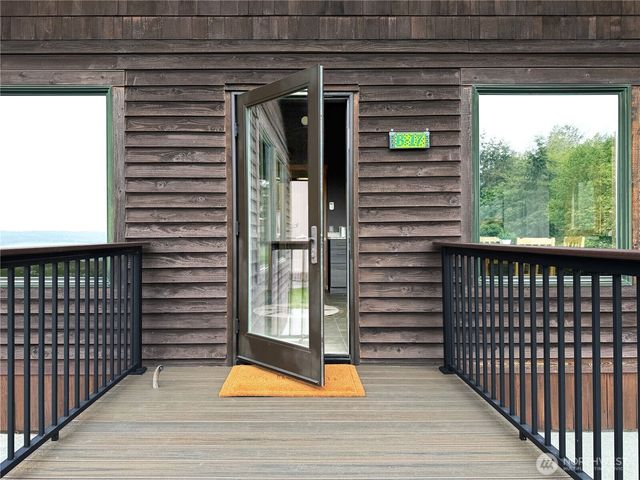 17 B Whidbey Island Drive, Hat Island, WA 98206