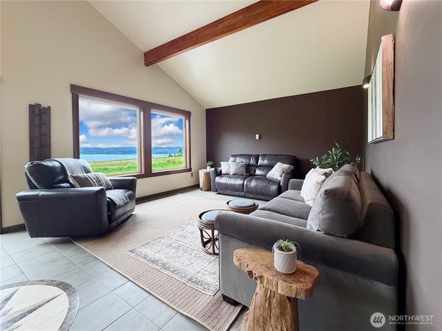 17 B Whidbey Island Drive, Hat Island, WA 98206