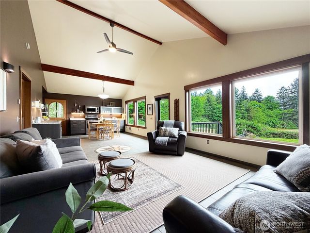 17 B Whidbey Island Drive, Hat Island, WA 98206