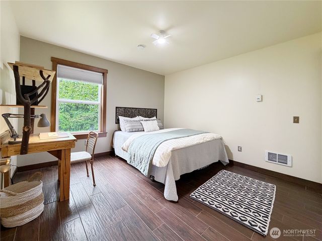 17 B Whidbey Island Drive, Hat Island, WA 98206