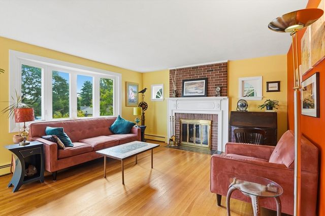 11 Farmington Circle, Marlborough, MA 01752