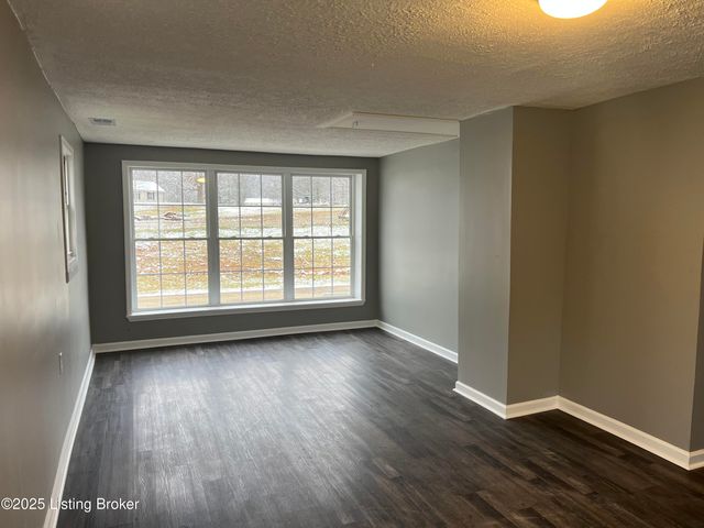 783 Browningtown Rd, Shepherdsville, KY 40165