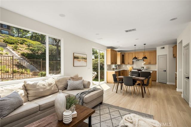705 E Lemon Swirl, Azusa, CA 91702