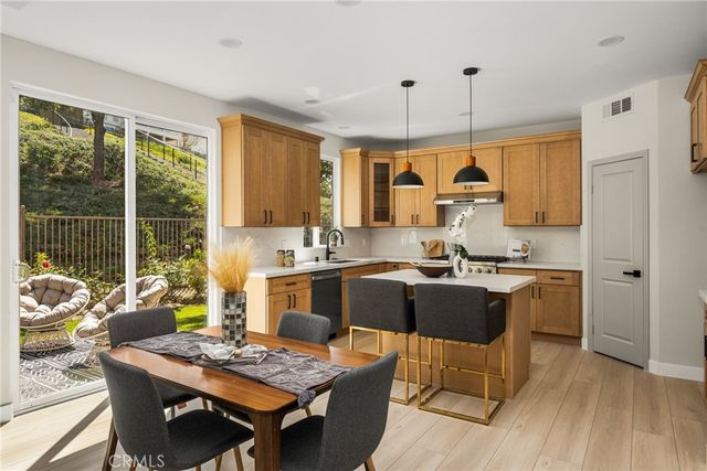 705 E Lemon Swirl, Azusa, CA 91702
