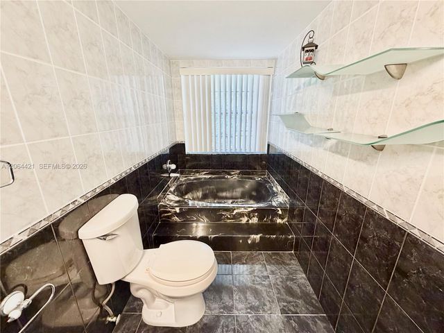 2203 NE 7th Street 14, Hallandale Beach, FL 33009