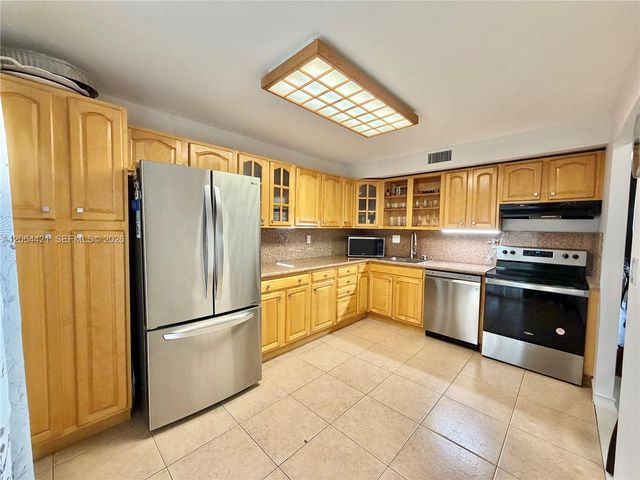 2203 NE 7th Street 14, Hallandale Beach, FL 33009