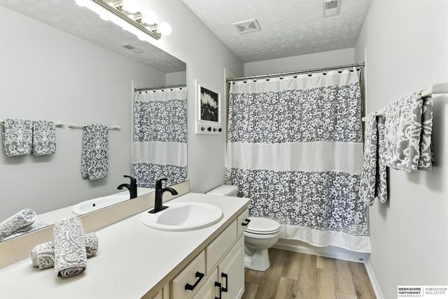 17239 Orchard Avenue, Omaha, NE 68135