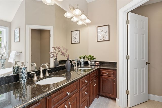 115 Webster Woods Ln, North Andover, MA 01845