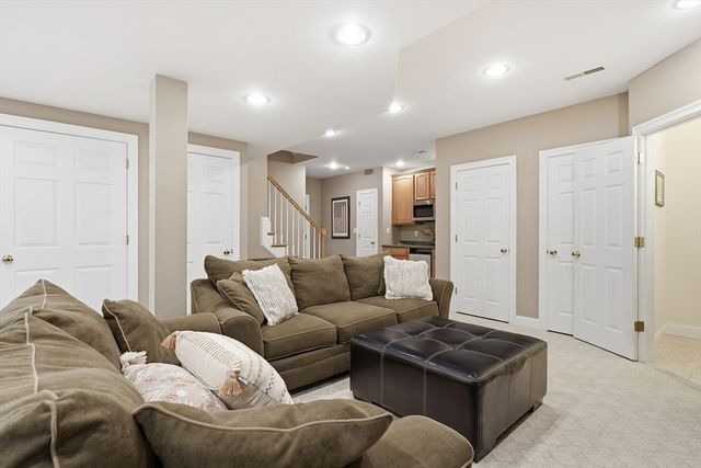 115 Webster Woods Ln, North Andover, MA 01845