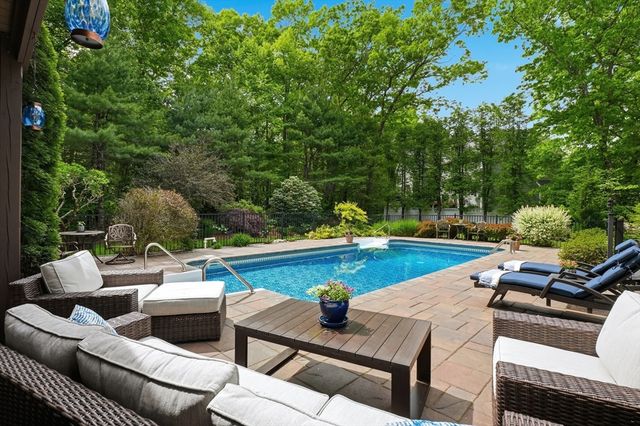 115 Webster Woods Ln, North Andover, MA 01845