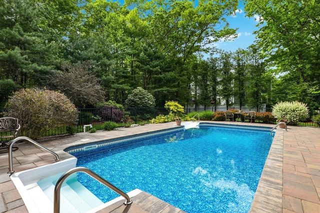 115 Webster Woods Ln, North Andover, MA 01845