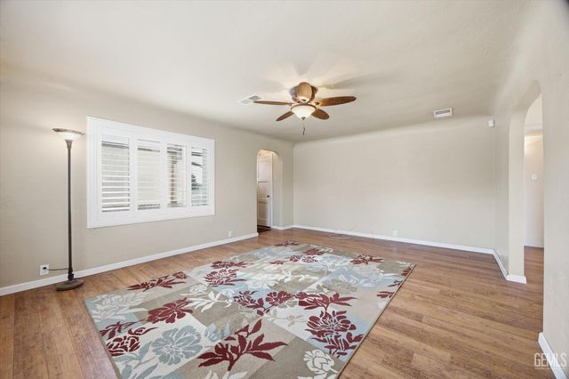 1102 Castro Lane, Bakersfield, CA 93304