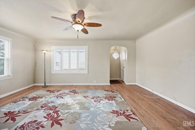 1102 Castro Lane, Bakersfield, CA 93304