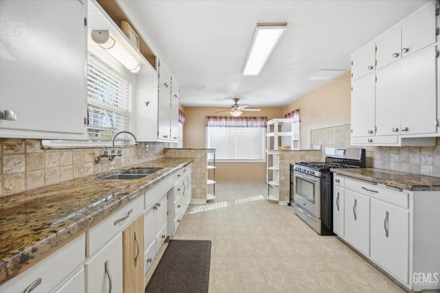 1102 Castro Lane, Bakersfield, CA 93304