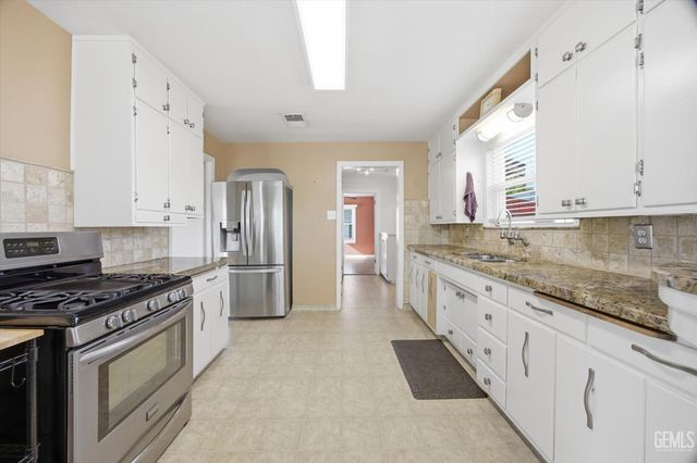 1102 Castro Lane, Bakersfield, CA 93304