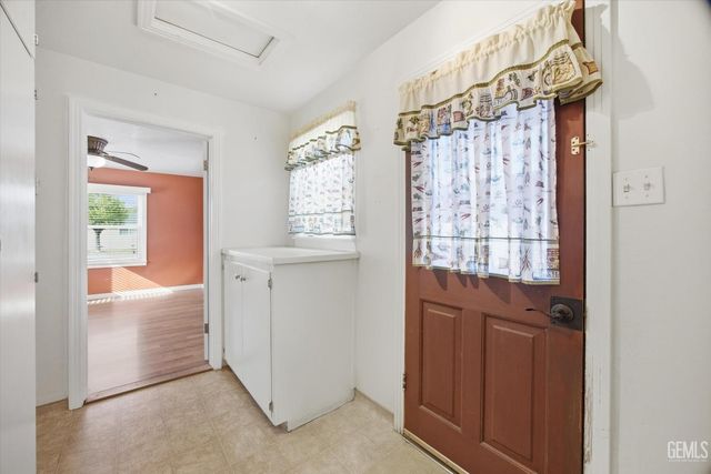 1102 Castro Lane, Bakersfield, CA 93304